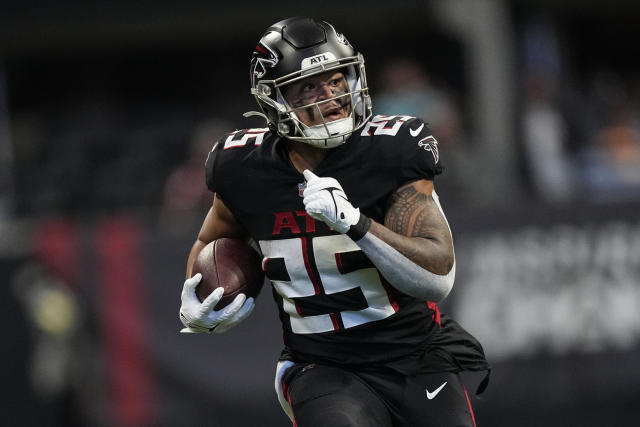 Atlanta Falcons quarterback Desmond Ridder (9) takes a break during the the  team's NFL minicamp football practice, Tuesday, June 13, 2023, in Atlanta.  (AP Photo/John Bazemore Stock Photo - Alamy