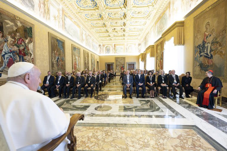 León Giego le cantó "Solo le pido a Dios" al Papa Francisco en el Vaticano