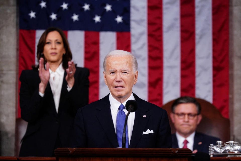 El reciente discurso de Joe Biden sobre el Estado de la Unión, en que el que habló de manera enérgica durante 68 minutos, reavivó ciertas sospechas de que ese hombre en el podio del Capitolio no era el Presidente de 81 años, sino un androide que no necesitaba tomar agua (Foto: Reuters)