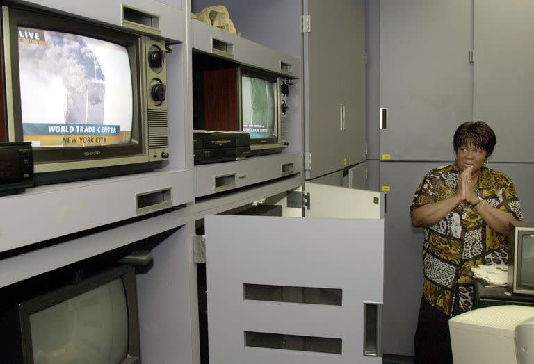 Naomi Jones, ve informes de televisión en el centro de medios de la Escuela Primaria Emma Booker en Sarasota, Florida, el martes 11 de septiembre de 2001