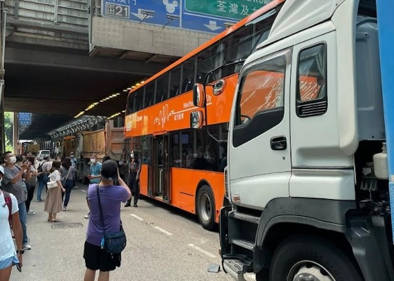 巴士乘客需落車等候接駁。


