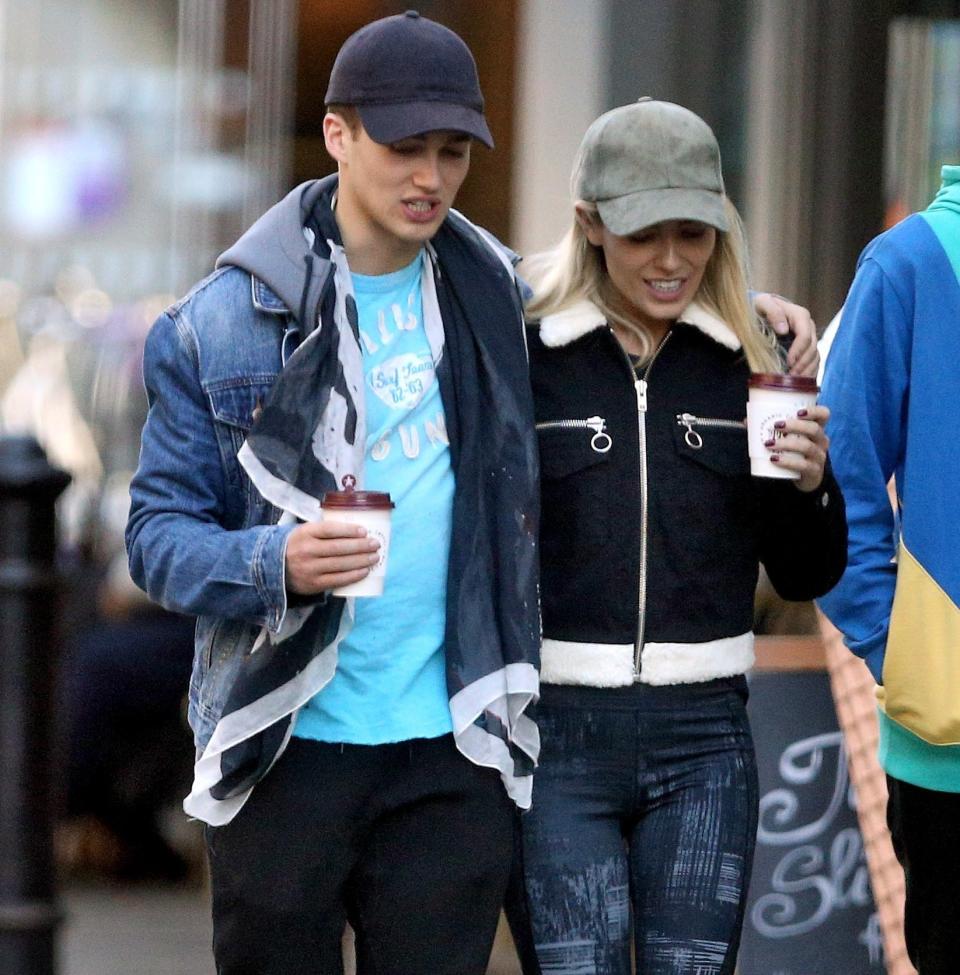 The pair were papped looking cosy as they got hot drinks together. Copyright: [Flynet]