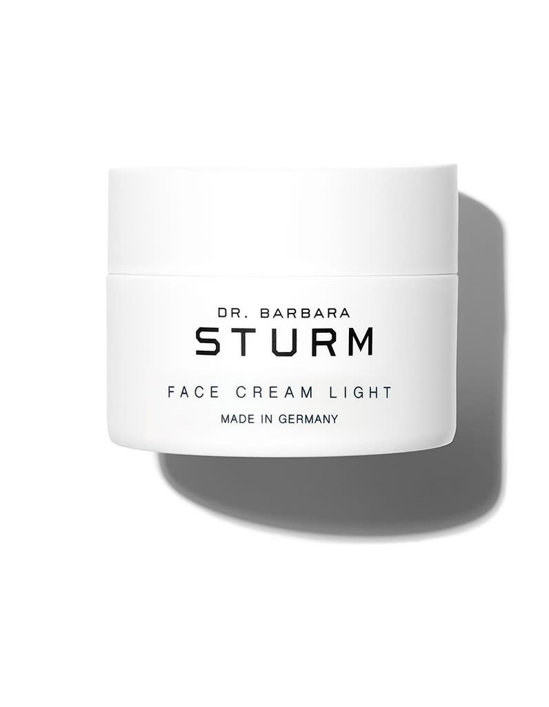 145€ 50ml<br><p><b>Le produit </b></p><p>Face Cream Light, Dr Barbara Sturm</p><p><b>Le pitch</b></p><p>Cette crème convient parfaitement aux peaux normales à grasses et sensibles. Grâce à des ingrédients antioxydants et anti-inflammatoires, la peau est apaisée et le teint radieux pendant toute une journée.</p><br><a href="https://www.24s.com/fr-fr/creme-pour-le-visage-legere-50-ml-dr-barbara-sturm_DRB7R32Q?defaultSku=DRB7R32QZZZZZZZZ00&color=no_color&lgw_code=4179-DRB7R32QZZZZZZZZ00&gclid=CjwKCAjw34n5BRA9EiwA2u9k3xyZyalAAD6x-QYf9qU9M17LbTXJdDwUEKmhTWMPFDMlq9f_DwXZRhoCn60QAvD_BwE&gclsrc=aw.ds" rel="nofollow noopener" target="_blank" data-ylk="slk:Acheter;elm:context_link;itc:0;sec:content-canvas" class="link ">Acheter</a>