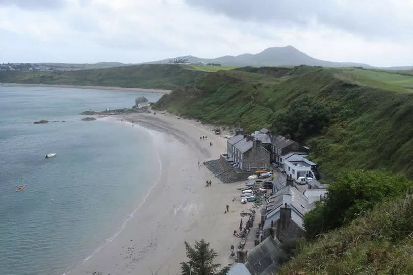 The Ty Coch Inn on the beach at Porthdinllaen