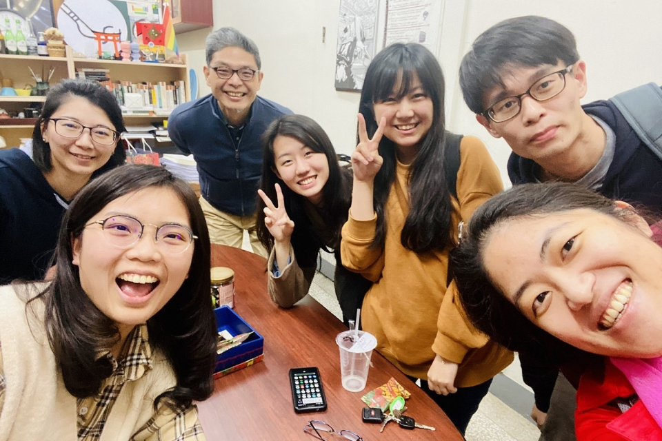 110年黃俊儒與學生在研究室的新年聚會