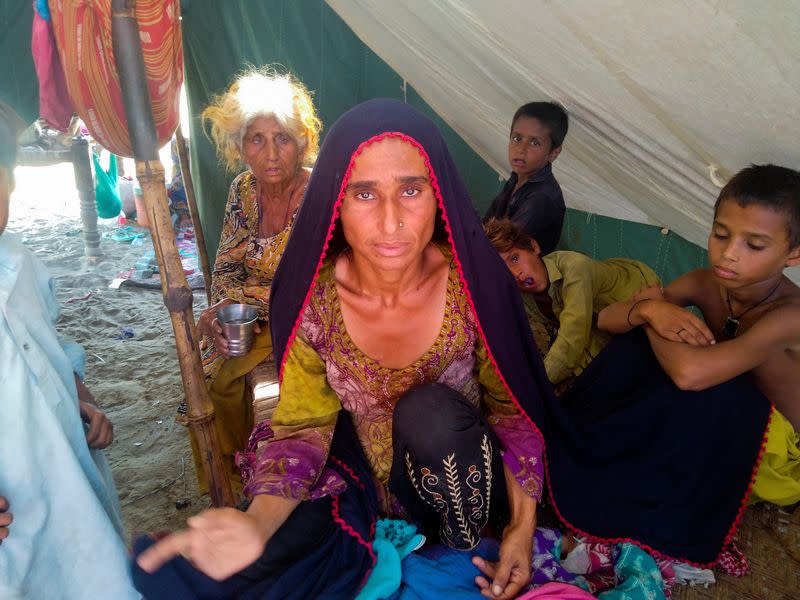 Badar Bibi en campamento donde se refugian tras las lluvias e inundaciones de la temporada monzónica en Sehwan, Pakistán