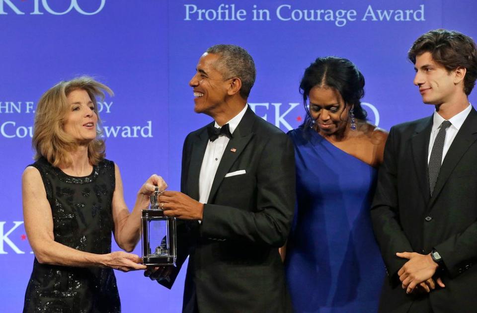 Los Obama con Caroline Kennedy y Schlossberg, quien quien guarda parecido al su fenecido tío, John John.