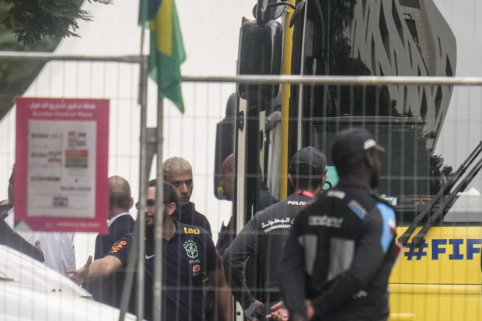 El atacante brasileño Richarlison (centro izquierda) se marcha del hotel rumbo al aeropuerto tras la eliminación en el Mundial, el sábado 10 de diciembre de 2022, en Doha, Qatar. (AP Foto/Manu Fernández)