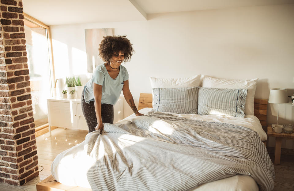 Se considera que una de las desventajas de dormir desnudo se encuentra en la buen la higiene de la ropa de cama. (Getty Creative)