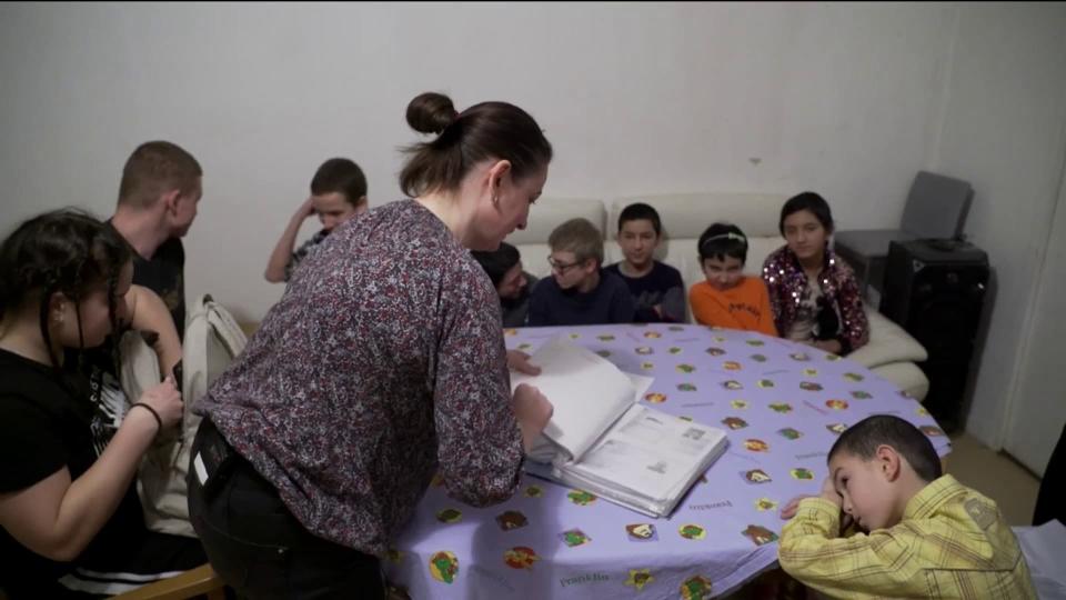 Olga Lopatkina et ses neuf enfants, réfugiés dans la Sarthe. - BFMTV