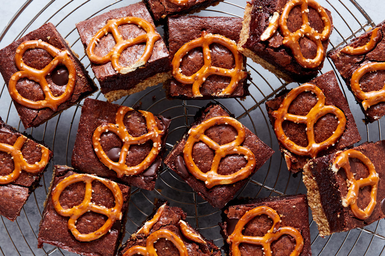 Brownies con pretzels salados, en Nueva York, el 26 de enero de 2021. Estilista de alimentos Yossy Arefi. (Yossy Arefi/The New York Times)