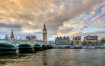 <p>La región de Gran Londres es la decimoquinta área metropolitana del mundo en la que es más complicado acceder a la compra de una casa, según el informe 2019 International Housing Affordability Study de Demographia. Es el único núcleo urbano de Europa que aparece en la lista con una ratio de 8,3 obtenido de la división entre el precio medio de la vivienda y la media anual de ingresos de una familia. (Foto: <a rel="nofollow noopener" href="http://pixabay.com/es/londres-victoria-big-ben-1335477/" target="_blank" data-ylk="slk:Pixabay;elm:context_link;itc:0;sec:content-canvas" class="link ">Pixabay</a> / Skitterphoto). </p>