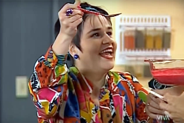 Claudia Rodrigues fez sua estreia na TV na pele da Karina, personagem do programa infantil da Rede Globo “Caça Talentos”, estrelado por Angélica, que ficou até o final do seriado em 20 de novembro de 1998. (Reprodução/ Globo)