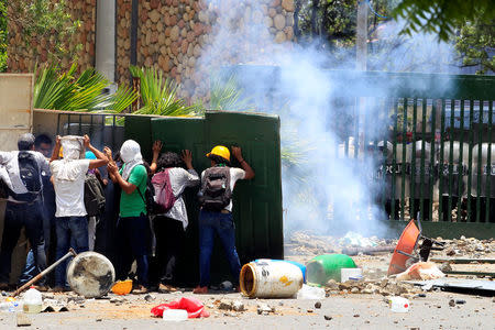 Students from the Universidad Agraria (UNA) public university take part in a protest against reforms that implement changes to the pension plans of the Nicaraguan Social Security Institute (INSS) in Managua, Nicaragua April 19, 2018. REUTERS/Oswaldo Rivas