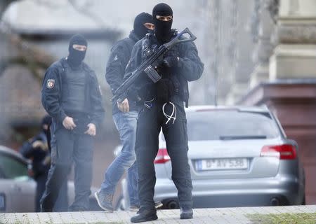 German special police forces SEK stand guard outside the building of the German Federal Supreme Court (Bundesgerichtshof) in Karlsruhe, Germany December 15, 2015. REUTERS/Ralph Orlowski