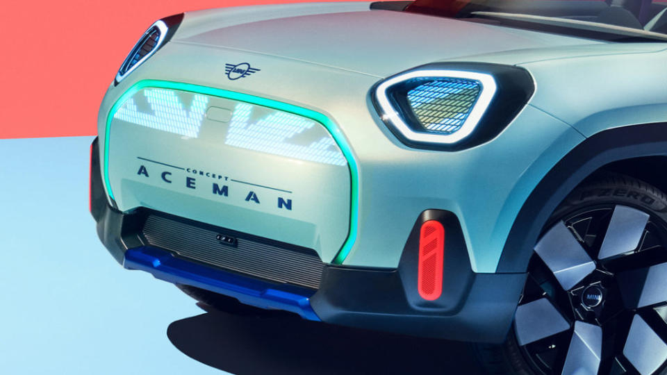 Concept Aceman解鎖同時車頭會亮起英國米字旗，同時頭燈還會有眨眼效果。(圖片來源/ Mini)