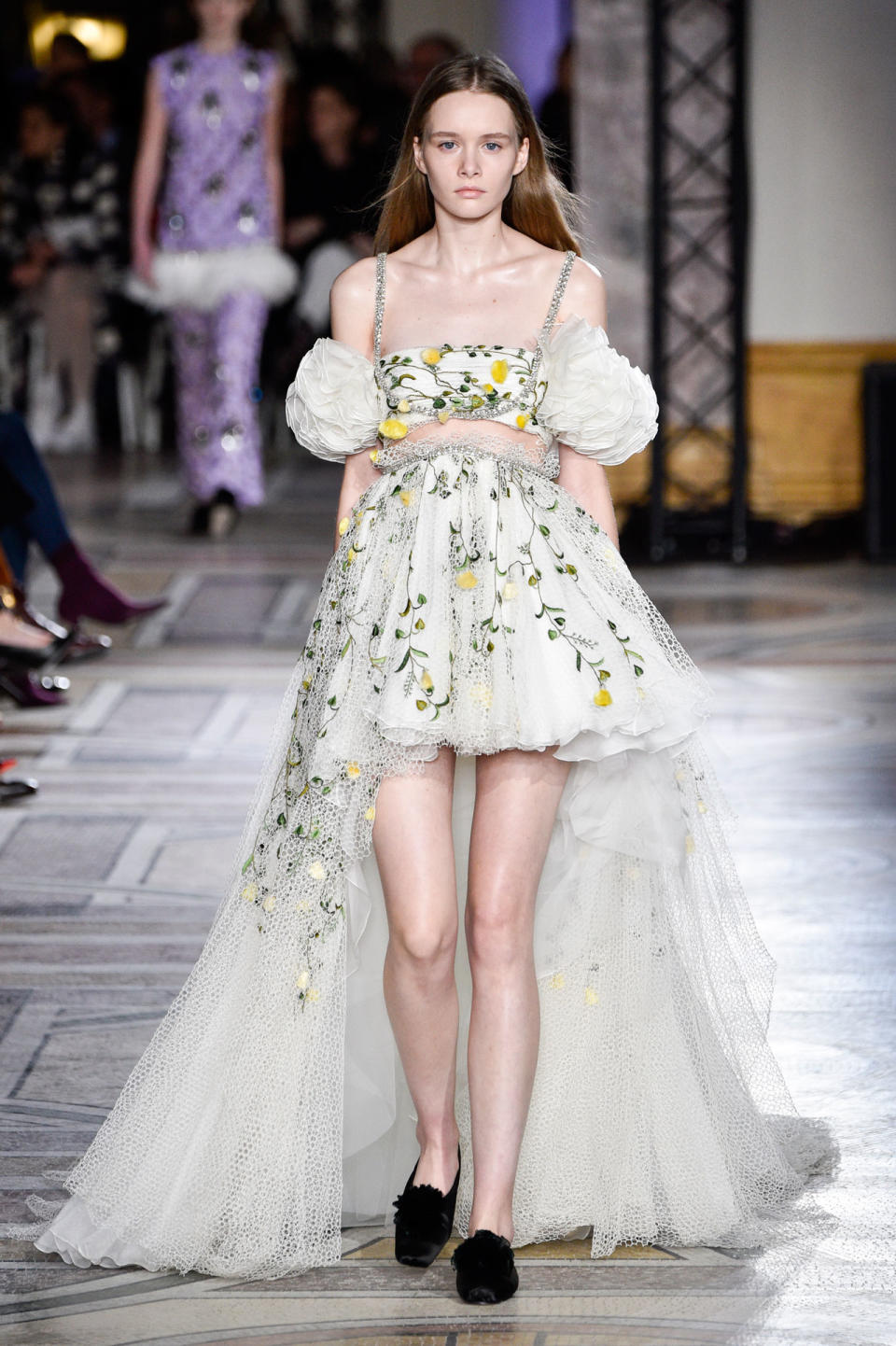 <p>Ein Model trägt bei der Giambattista Valli Frühjahr/Sommer 18 Haute Couture Modenschau ein Kleid mit floralen Applikationen. (Bild: Getty Images) </p>