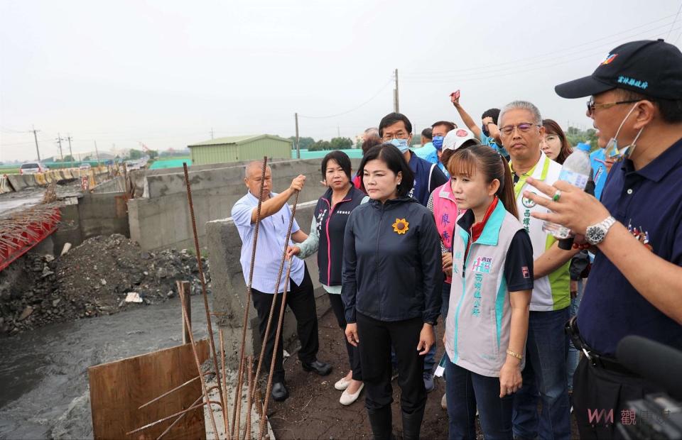 張縣長又說，西螺鎮魚寮一號橋梁工程本身複雜度高、引道也多，加上配合中華電信、台電公司管線下地，工程彼此互相影響。此外，本案工程不只有橋梁改善，周邊防汛道路、引道都要一併改善，縣府於此也施設抽水平台，助解決該區易淹水問題。