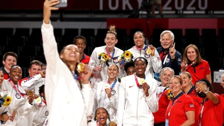 Women's Basketball Medal Ceremony - Olympics: Day 16