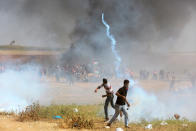 <p>Palestinians protesters during clashes with Israeli toops near the border with Israel in the east of Jabaliya refugee camp in the northern Gaza Strip, April 6, 2018. (Photo: Momen Faiz/NurPhoto via Getty Images) </p>