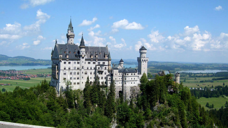 Fake News für Reisende: Schloss Neuschwanstein steht in China, der Schiefe Turm in den USA, der Petersdom in Afrika. Stimmt irgendwie, aber nicht ganz. Bei diesen und anderen Sehenswürdigkeiten handelt es sich um Fake Sights, um Fälschungen.