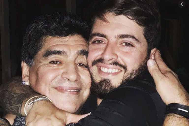 Diego Armando Maradona Junior mantuvo una excelente relación con su papá. Luego de su muerte, inmortalizó el rostro del campeón del fútbol mundial en una de sus piernas