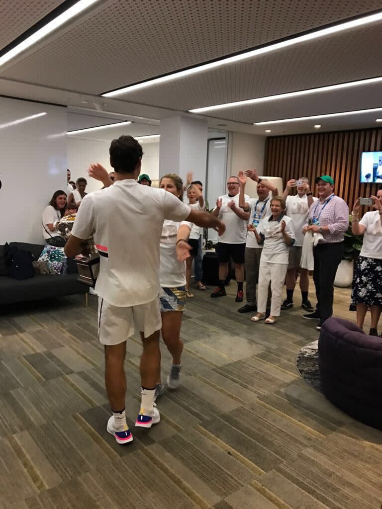 A los 36 años, Federer alcanzó su 20° trofeo de Grand Slam en Australia; tuvo un gran valor emocional y lo celebró con su esposa Mirka, amigos e integrantes del equipo.