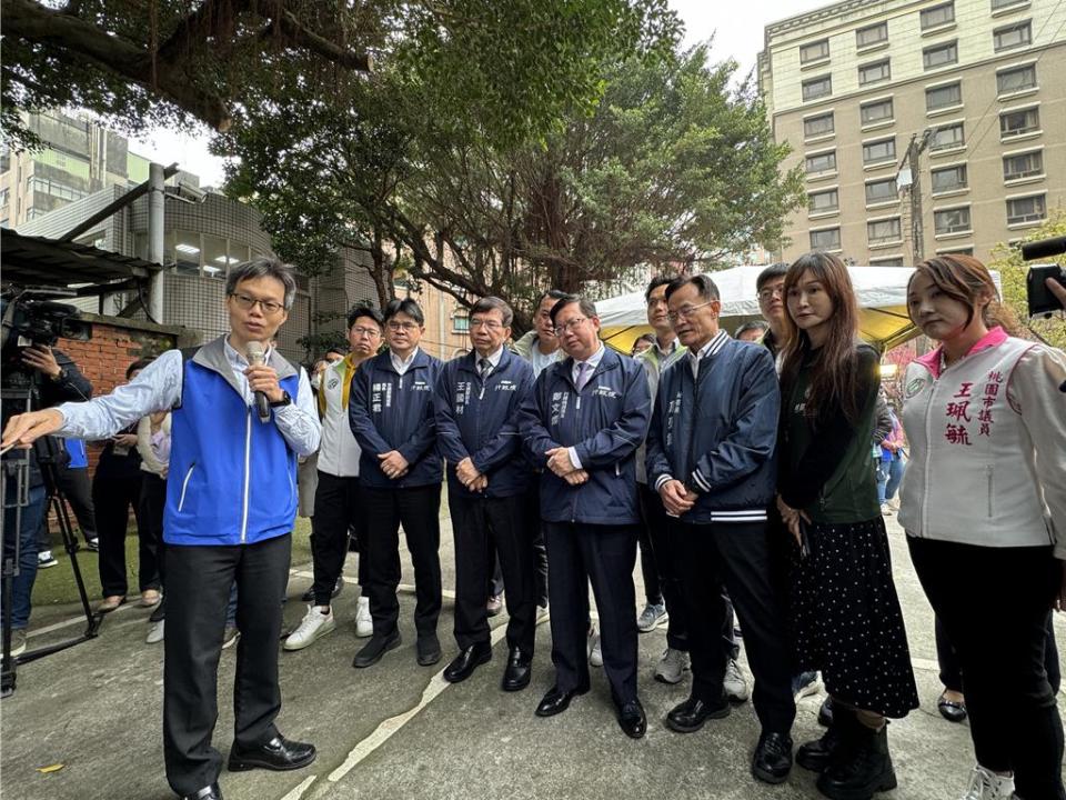 副閣揆鄭文燦4日「回娘家」宣布行政院上周核定桃園捷運棕線綜合規畫，總經費456億元，地方扣掉自償性，8年只需負擔92億元。（蔡依珍攝）