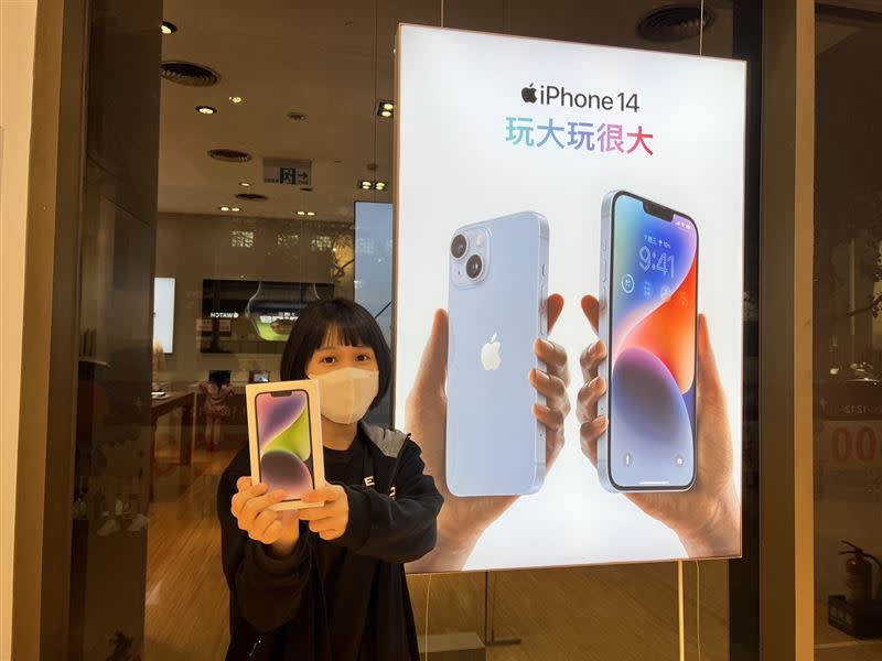 於德誼數位購買iPhone全系列任一商品，並搭購AirPods系列，即享現折500元優惠。（圖／品牌業者提供）