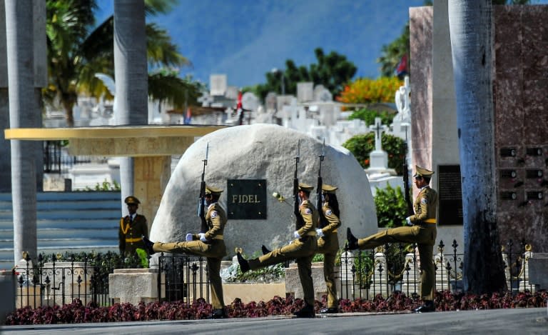 A guard of honour stays by the tomb of Cuban leader Fidel Castro at the Santa Ifigenia cemetery in Santiago de Cuba on December 4, 2016