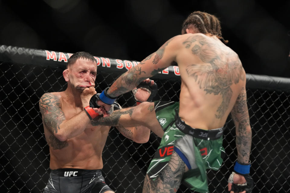 El momento en que Marlon Vera patea la cara de Frankie Edgar durante su pelea en la UFC 268. (Foto: Louis Grasse/Getty Images)