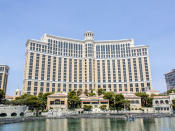 In "Ocean's Eleven" spielt das Hotel Bellagio in Las Vegas eine wesentliche Schlüsselrolle. Kein Wunder, Brad Pitt, George Clooney, Matt Damon und Co. planen schließlich, es auszurauben. (Bild-Copyright: imageBROKER/REX Shutterstock)