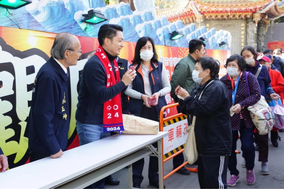 蔣萬安走春拜廟。（圖/台北市政府提供）