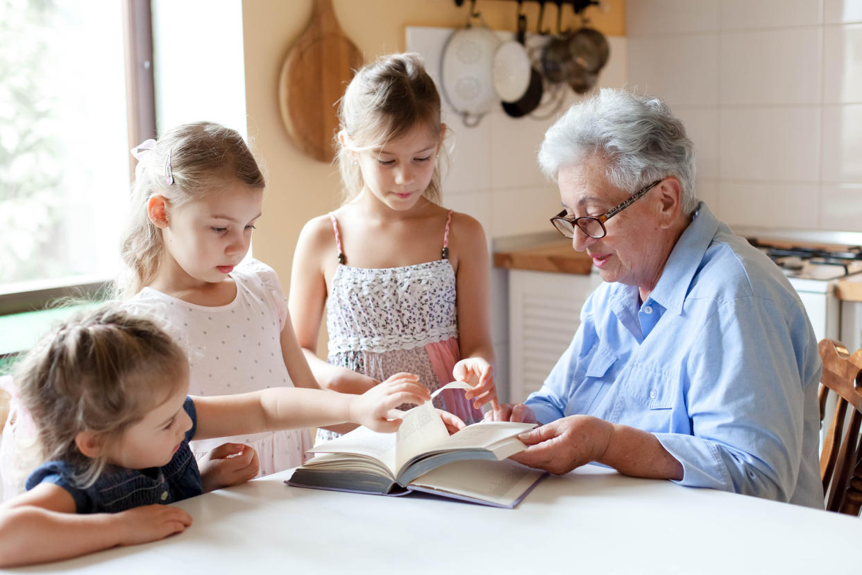 La hipótesis de la abuela intenta explicar las ventajas de la poco frecuente etapa post reproductiva en determinadas especies