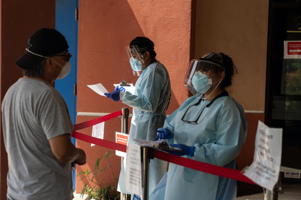 Un paciente responde un formulario antes de hacerle una prueba para detectar coronavirus en Nuestra Clínica del Valle en San Juan, Texas. (Ilana Panich-Linsman/The New York Times)