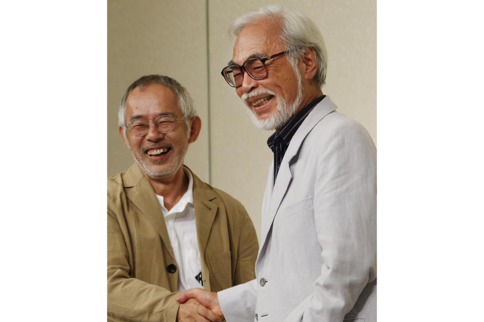 ARCHIVO - Hayao Miyazaki, a la derecha, uno de los directores más admirados y exitosos de la animación japonesa, sonríe con Toshio Suzuki, presidente y productor de Studio Ghibli Inc., mientras se dan la mano durante una conferencia de prensa sobre su retiro en Tokio el 6 de septiembre de 2013. Miyazaki volvió de su retiro y ganó el Oscar por el largometraje animado “Kimitachi wa dô ikiru ka” (“El niño y la garza”) a los 83 años. (Foto AP/Koji Sasahara, archivo)