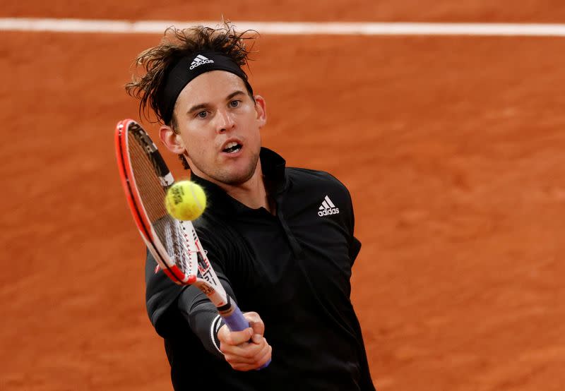 El tenista austriaco Dominic Thiem golpea la pelota durante su partido contra el noruego Casper Ruud por la tercera ronda del Abierto de Francia