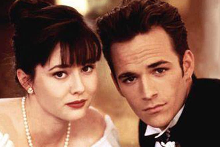 Shannen Doherty y Luke Perry cuando interpretaban a Brenda y Dylan en Beverly Hills 90210