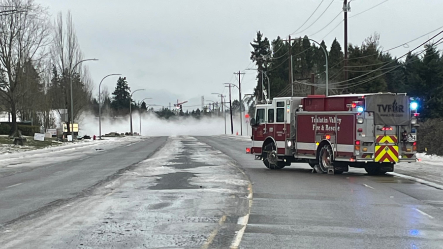 Fire crews investigate 'unknown, visible gas cloud' impacting traffic in Tualatin