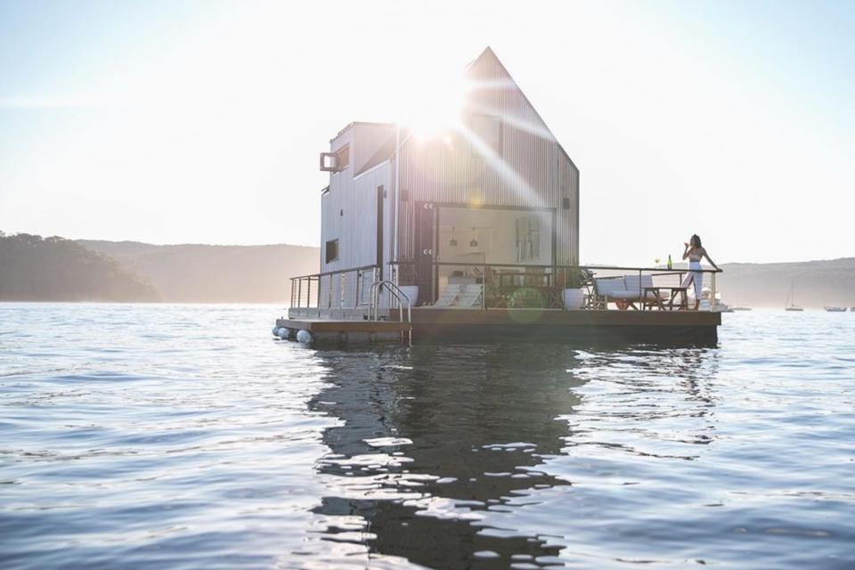 En el techo de la villa hay colocados estratégicamente varios paneles solares que se convierten en 240 voltios de potencia para poder usar todos los electrodomésticos y aparatos en el interior. (Foto: Instagram / <a href="http://www.instagram.com/p/B0fIEwzAS6Z/" rel="nofollow noopener" target="_blank" data-ylk="slk:@lilypadpalmbeach;elm:context_link;itc:0;sec:content-canvas" class="link ">@lilypadpalmbeach</a>).