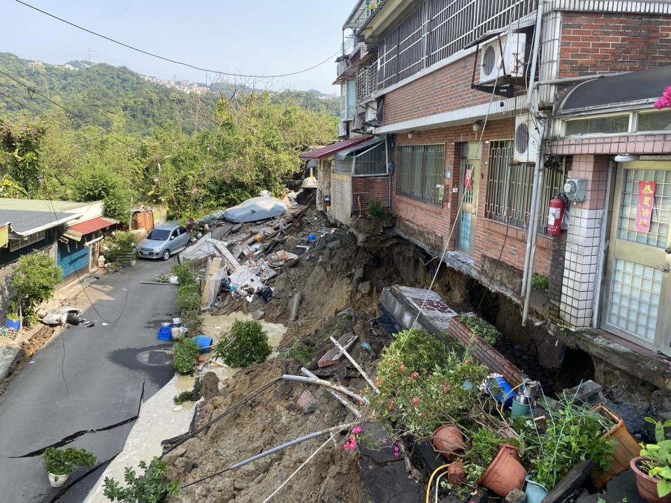 新北市政府消防局第六救災救護大隊表示，新店區安泰路附近有地基下陷，現場住戶總共12人，全部撤離無人受困受傷。（翻攝照片／中央社）