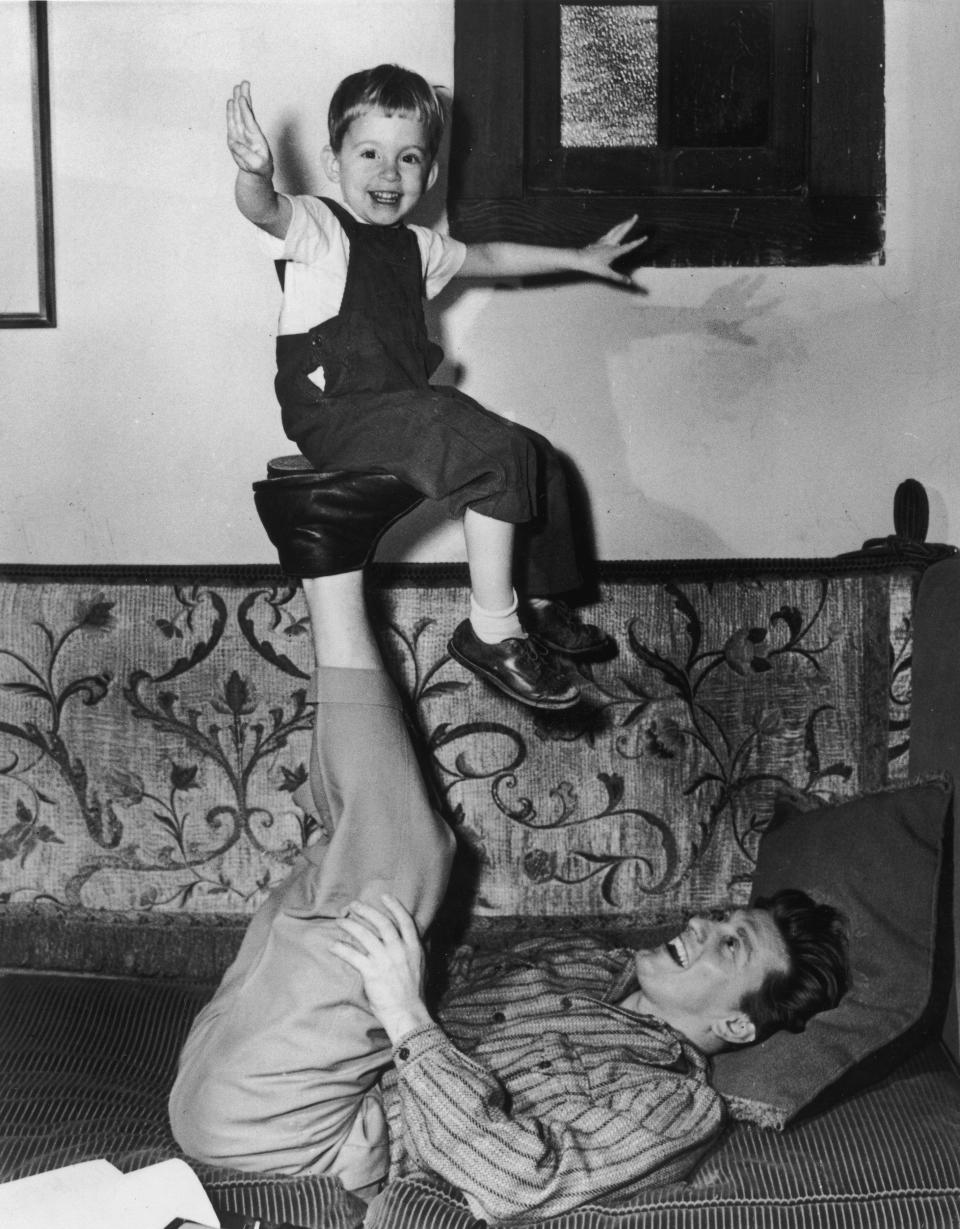 Además de dejar un inmenso legado cinematográfico a través de su carrera, también lo ha hecho mediante su familia. Kirk es padre de otro gran actor: Michael Douglas. Con él juega en esta foto tomada en 1948. (Foto: Hulton Archive / Getty Images)