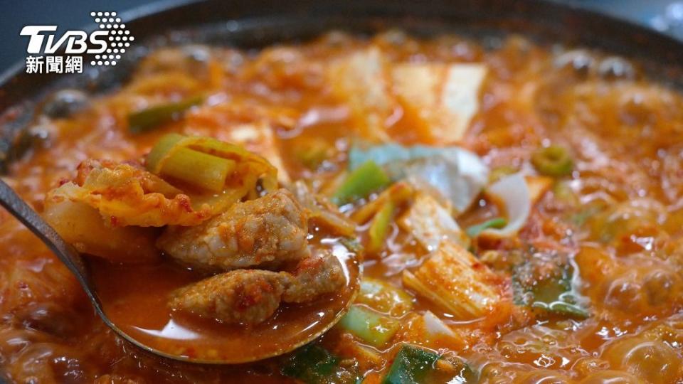 有釜山的韓式餐館被踢爆，竟將客人吃剩的泡菜煮成泡菜鍋，再提供給其他不知情的顧客。（示意圖／shutterstock達志影像）