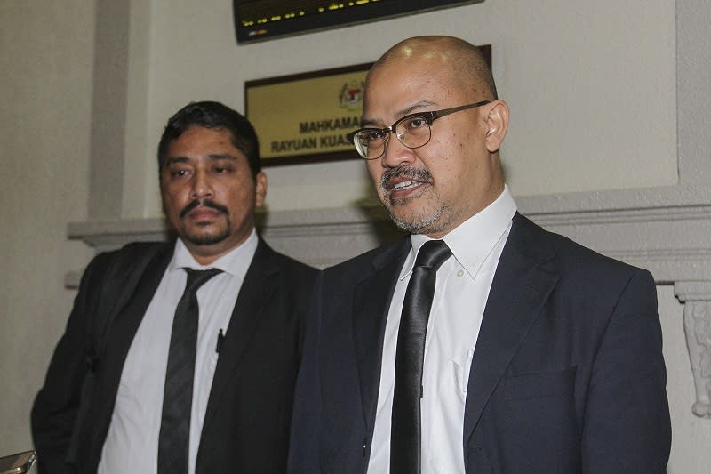 Senior federal counsel Shamsul Bolhassan (right) speaks to journalists outside the courtroom at KL High Court in Kuala Lumpur January 27, 2017.  — Picture by Yusof Mat Isa