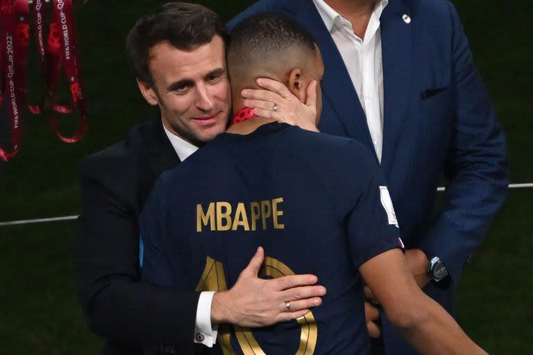 Macron consuela a Mbappé tras la final del Mundial de Qatar que obtuvo la Argentina