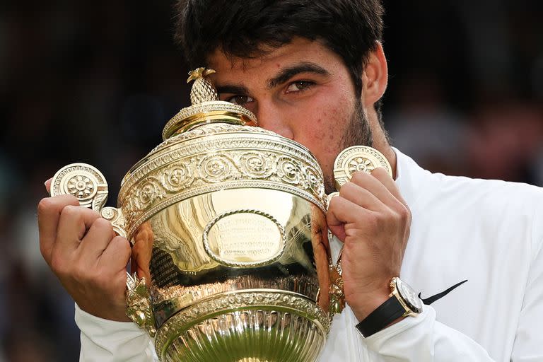 Una postal histórica: Carlos Alcaraz ya tiene el trofeo de campeón de Wimbledon