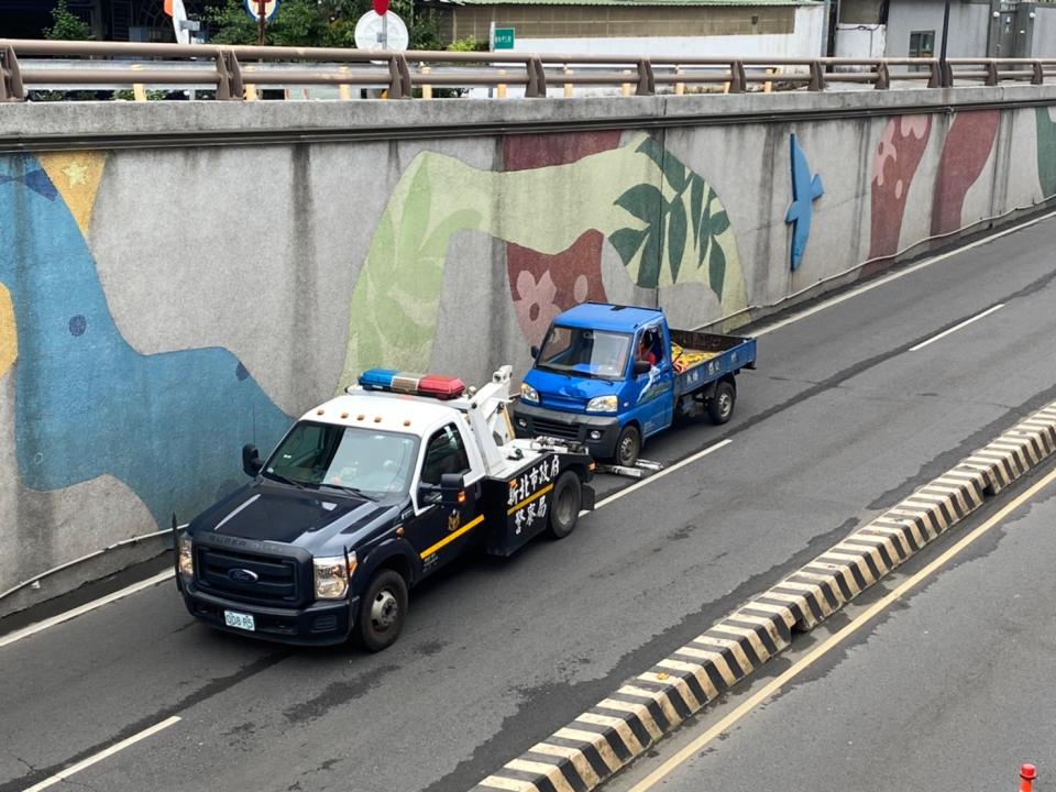 演練過程-警察局與積水消退後協助受困車輛拖離。&nbsp;&nbsp;&nbsp;圖：板橋區公所提供