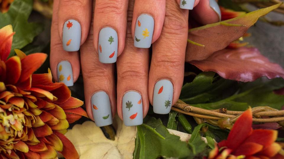 fall nail ideas pastel leaf design