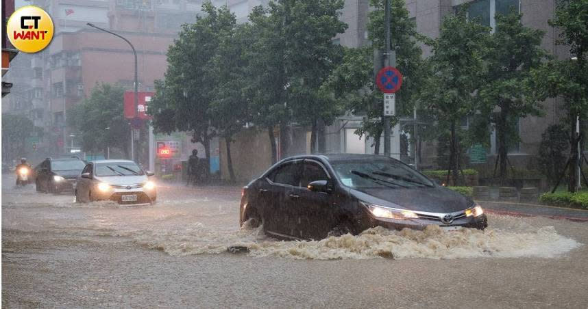 中颱「卡努」持續逼近台灣，氣象局已針對北部4縣市發布陸上颱風警報。（示意圖／黃威彬攝）