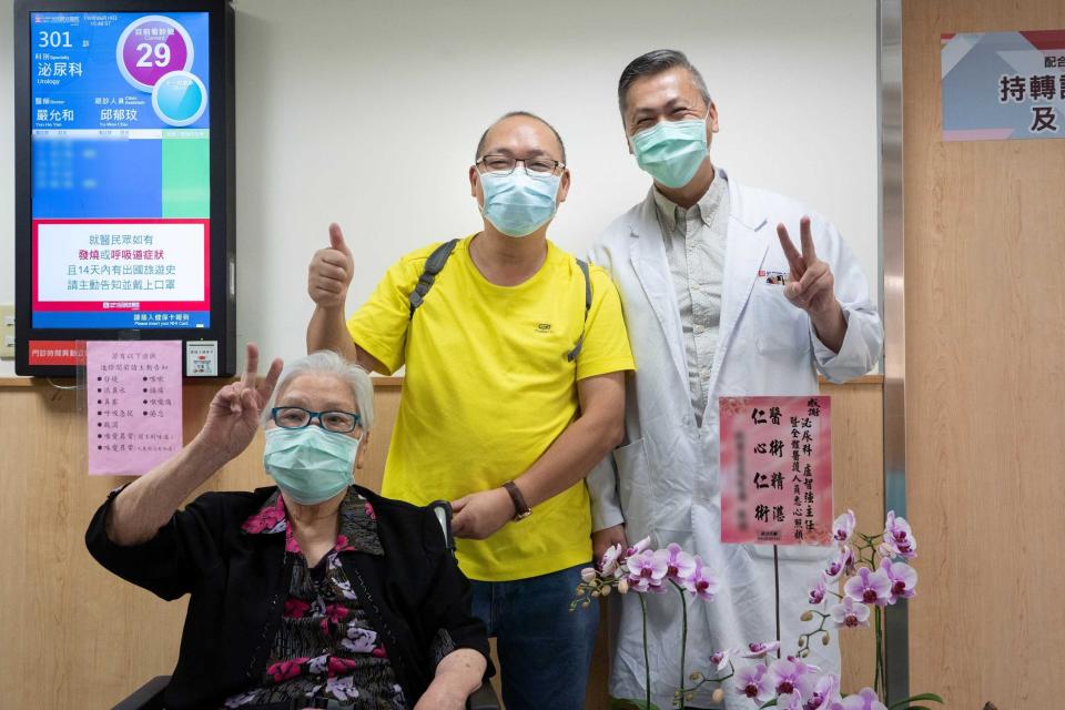 91歲姚女士(左)成功抗癌，與兒子感謝光田醫院泌尿科主任盧智強(右)的照顧。